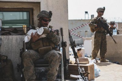 marine holding baby at kabul airport aug 2021.jpg