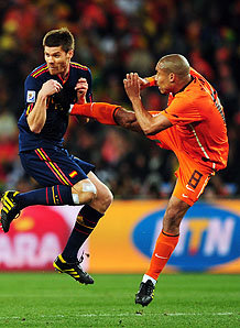 De-Jong-Alonso-Foul-Holland-Spain-World-Cup-F_2476492.jpg