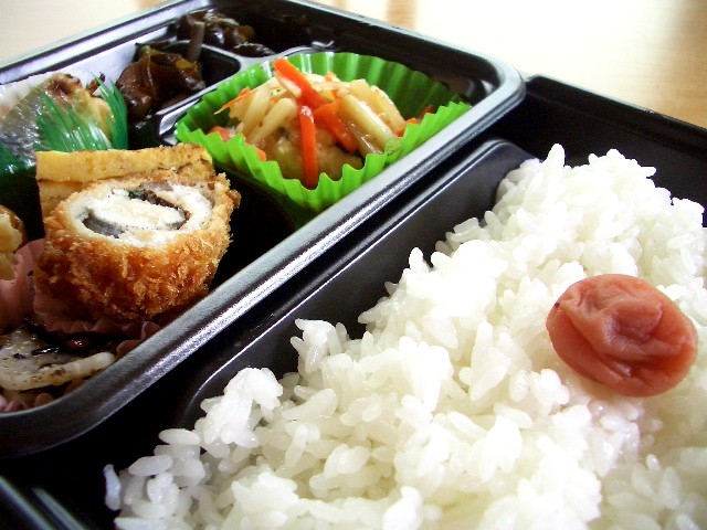 Makunouchi_bento.jpg