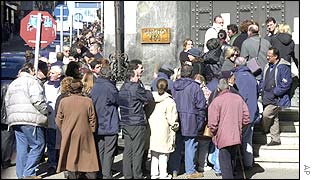 _38179085_bank-queue-300.jpg