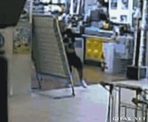 Instant+karma+guy+fails+while+trying+to+shoplift_d78e19_4712205.gif