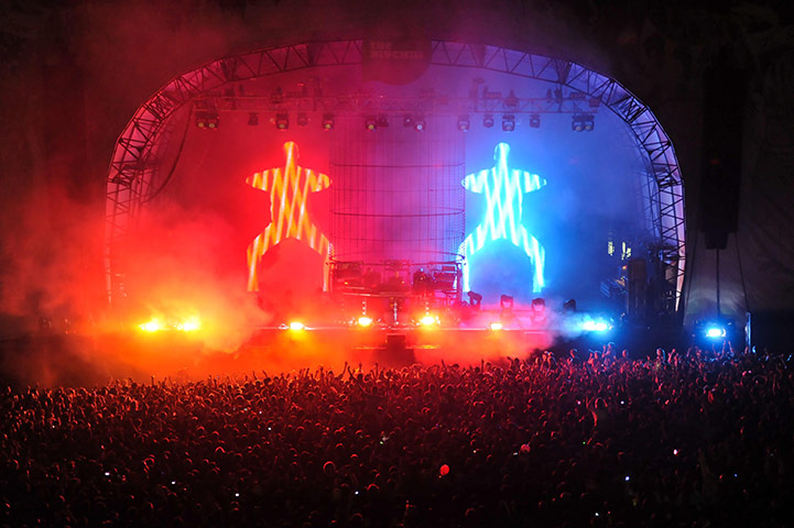 Chemical-Brothers-perform-013.jpg