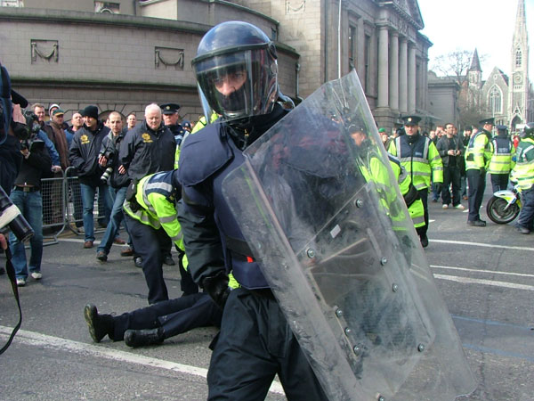 riotpolicearrive.jpg