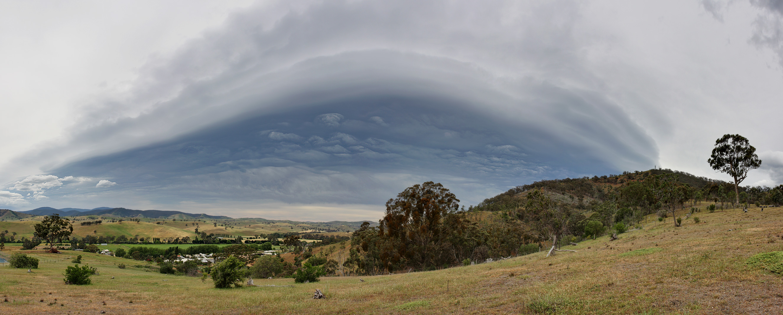 Shelf_cloud_pano_oct07_ver4.jpg