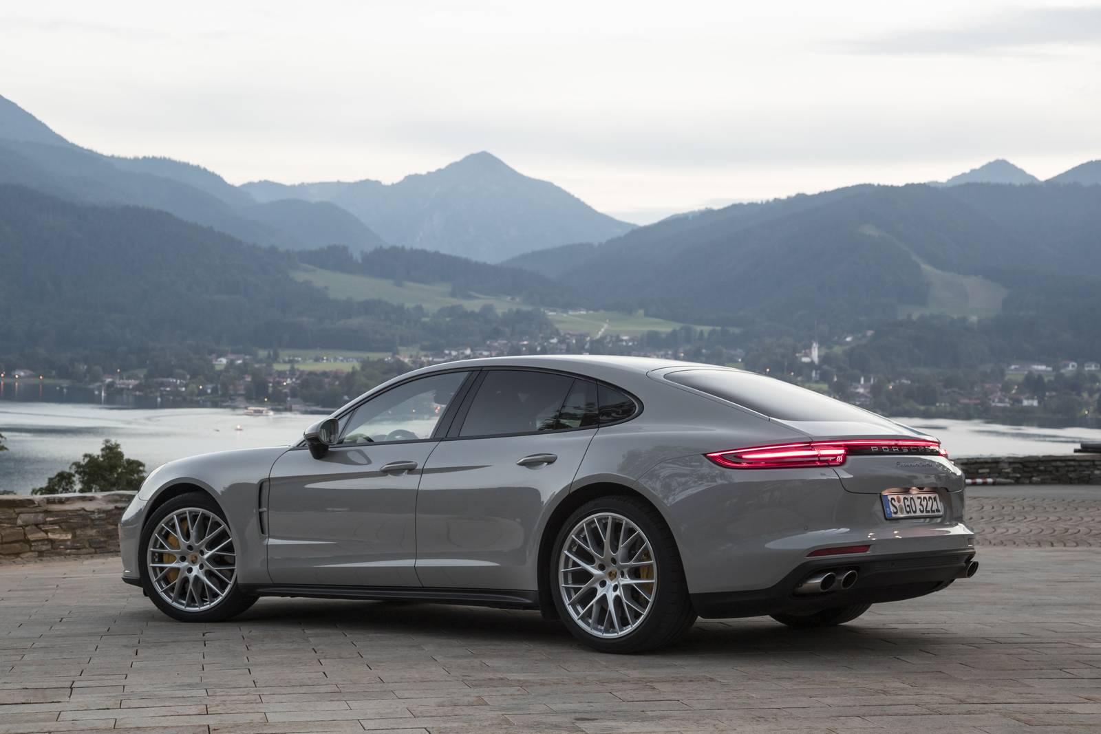 2017-Porsche-Panamera-Turbo-12.jpg