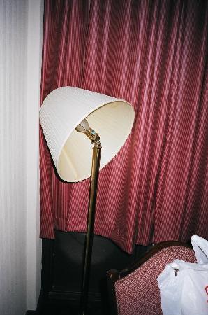broken-lamp-room-1038.jpg