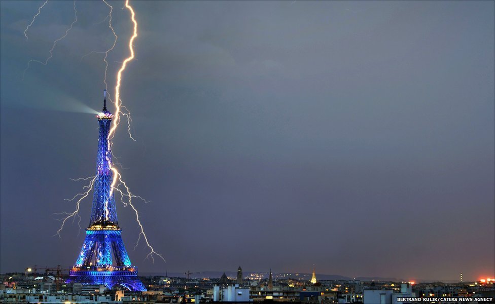 _55072266_caters_eiffel_tower_lightning_01.jpg