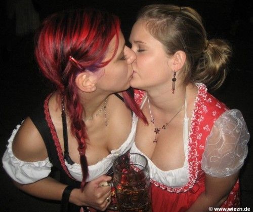 sexy-bavarian-oktoberfest-girls.jpg