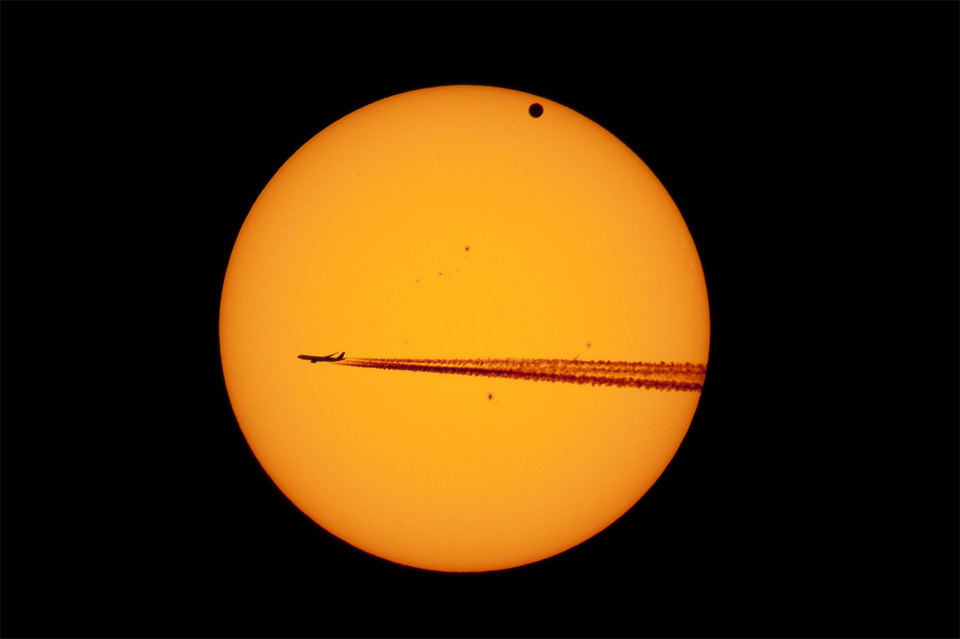 venus-transit-and-the-airplane.jpg