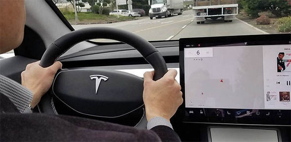 Tesla-Model-3-interior-dashboard-screen-1011871.jpg