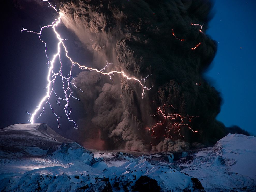 eyjafjallajokull-volcano-lightning-iceland_26742_990x742.jpg