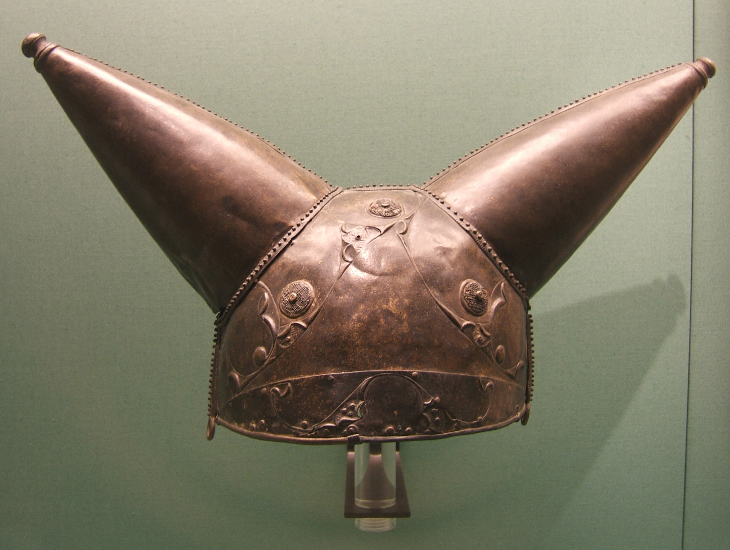 Celtic_Horned_Helmet_I-IIBC_British-Museum.jpg