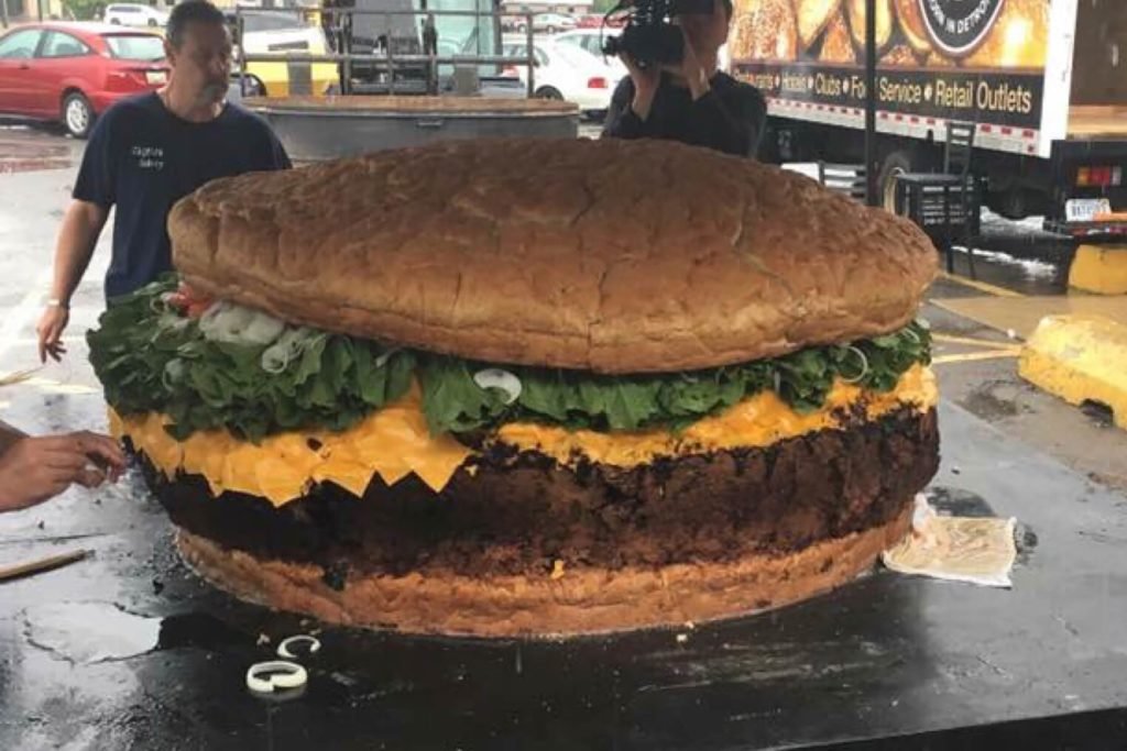 01-The-Biggest-Burger-in-the-World-Is-1774-Pounds-and-Ready-for-You-to-Order-at-This-Restaurant-Mallies-Sports-Grill-and-Bar-1024x683.jpg
